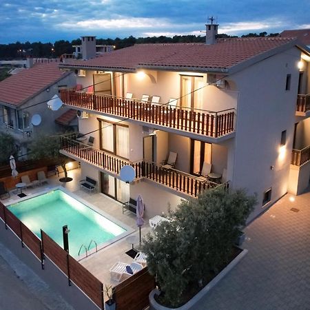 Pool Apartments Julia Zara Esterno foto