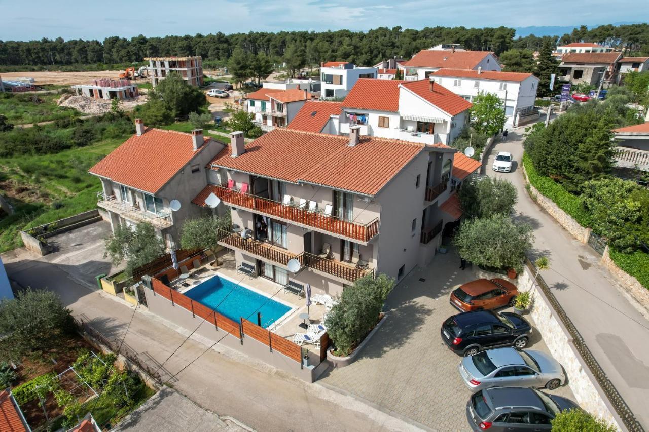 Pool Apartments Julia Zara Esterno foto