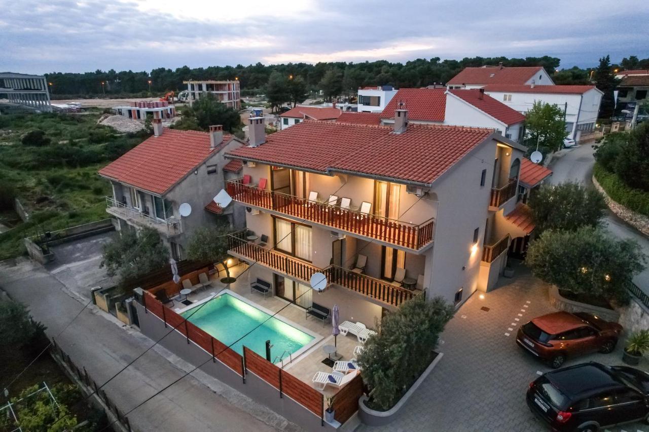 Pool Apartments Julia Zara Esterno foto