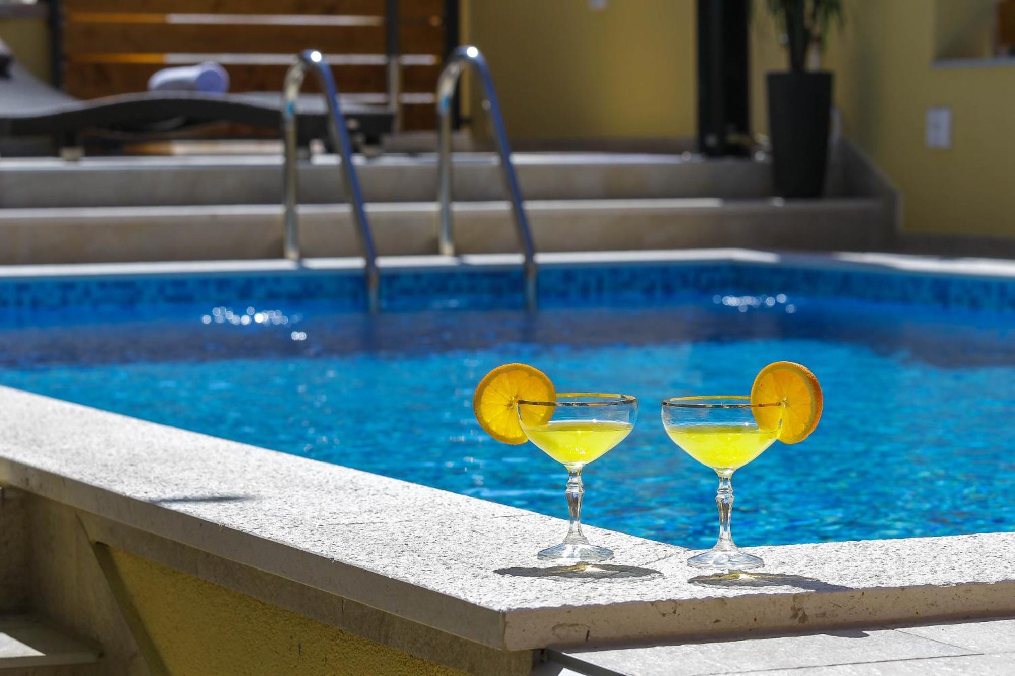 Pool Apartments Julia Zara Esterno foto