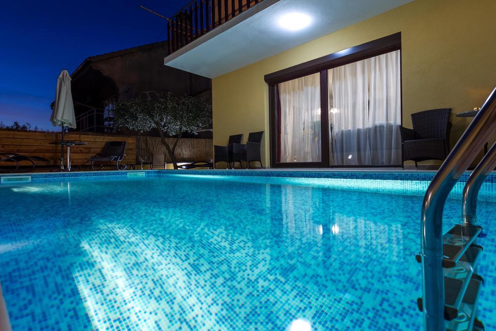 Pool Apartments Julia Zara Esterno foto